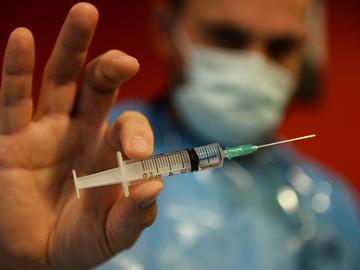 Een verpleger brengt alles in gereedheid voor een injectie met het vaccin tegen Covid-19 van Pfizer/BioNTech in het Brussels rusthuis Notre Dame de Stockel