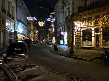 Het Vrijheidsplein 's nachts op 19 december 2020: de avondklok tussen 22 en 6 uur is nog steeds van kracht binnen het kader van de coronamaatregelen van het Brussels gewest