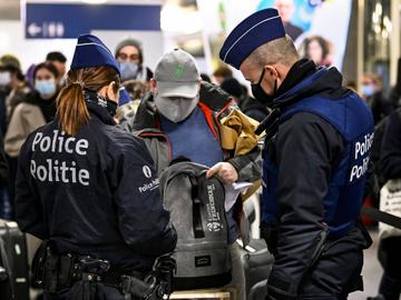 De politie controleert in treinstation Brussel-Zuid het Passagier Lokalisatie Formulier (PLF) dat reizigers binnen de 48 uur voor hun aankomst moesten invullen