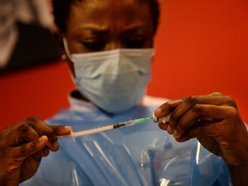 Een verpleegster maakt alles klaar voor een injectie met een vaccin tegen Covid-19 in een woonzorgcentrum
