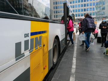 Passagiers stappen op een bus van De Lijn in Brussel
