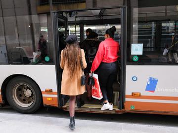 Passagiers stappen op een bus van de MIVB in Brussel