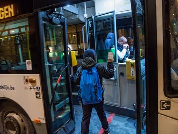 Een bus van de Vlaamse openbaar vervoersmaatschappij De Lijn in de Vlaamse Rand