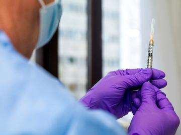 Vaccinatie van het ziekenhuispersoneel van het UZ Brussel met het Covid-19 vaccin van Pfizer-BioNTech op 19 januari 2021