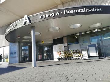 De hoofdingang van het Universitair Ziekenhuis Brussel in Jette 