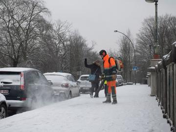 Sneeuw in Jette op 7 februari 2021: voetpaden en fietspaden worden sneeuwvrij gemaakt