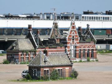 Het sorteerstation op de site van Thurn & Taxis. Op de voorgrond: het paviljoen van de verificateur