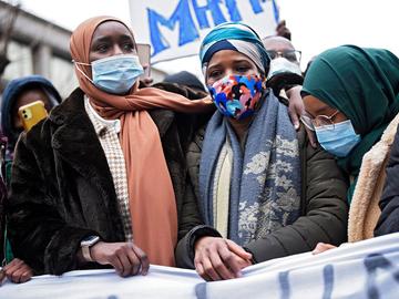 13 januari 2021: manifestatie in Brussel na de dood van de 23-jarige Ibrahima in een politiecel nabij het Noordstation. Centraal op de foto de moeder van Ibrahima.