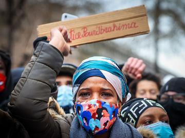 13 januari 2021: manifestatie in Brussel na de dood van de 23-jarige Ibrahima in een politiecel nabij het Noordstation. Op de foto de mama van Ibrahima