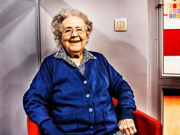 De 101-jarige zuster Lucie Danjou kreeg als allereerste een vaccinprik in Brussel