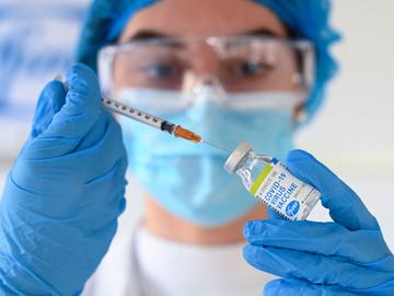Het Amerikaanse farmaceutische bedrijf Pfizer en het Duitse biotechnologiebedrijf BioNTech maakten samen een vaccin dat de ziekte Covid-19 met een effeciviteit van 95% bestrijdt
