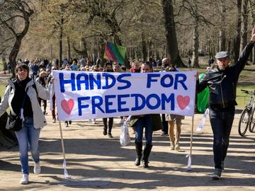 Zaterdag 20 maart 2021: na een wereldwijde Facebook-oproep wordt ook in het Ter Kamerenbos geprotesteerd tegen de beperking van de individuele vrijheid door de coronamaateregelen van de overheden