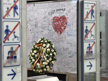 de herdenkingsplechtigheid in metrostatrion Maalbeek op 22 maart 2021, precies 5 jaar na de aanslagen van 22 maart 2016