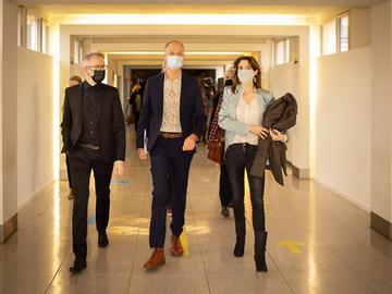 16 maart 2021: David Van Reybrouck, Serge de Gheldere (stichter van Klimaatzaak), en Francesca Vanthielen bij hun aankomst op een sessie van "Iedereen advocaat voor het klimaat."