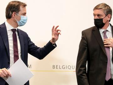 Eerste minister Alexander De Croo en Vlaams minister-president Jan Jambon op de persconferentie na het overlegcomité van 24 maart 2021 waar opnieuw beslist werd tot strengere coronamaatregelen