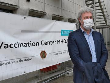 Brussels minister Alain Maron (Ecolo), belast met Welzijn en Gezondheid, bij de opening van het vaccinatiecentrum in het militair hospitaal van Neder-Over-Heembeek op 3 mei 2021