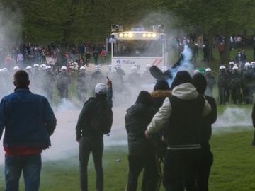 La Boum 2: confrontatie met de politie in Ter Kamerenbos op 1 mei 2021 op de tweede editie van het nepfestival tegen de coronamaatregelen, ditmaal georganiseerd door l'abîme