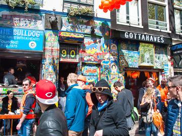 De coffeeshops in Amsterdam trekken veel toeristen aan. Burgemeester Femke Halsema wil graag dat die tijdelijk alleen voor Nederlanders toegankelijk worden. 