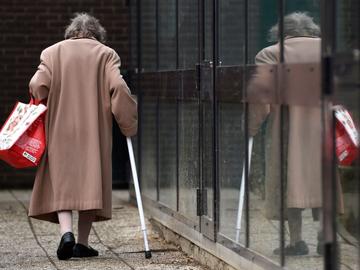 Een bejaarde vrouw in Brussel