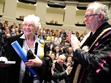 23 maart 2012: Paula Semer krijgt van rector Paul Van Cauwenberge de titel Doctor Honoris Causa aan de universiteit van Gent