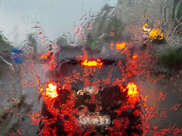 4 juni 2021: zware regenbuien in Brussel op de Kleine Ring. Het KMI had vooraf gewaarschuwd met code oranje