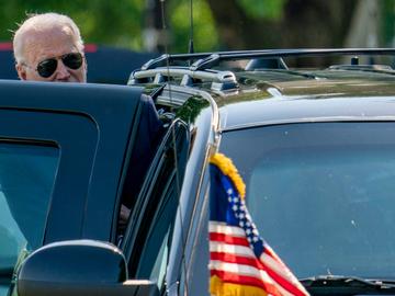 19 mei 2021: de Amerikaanse president Joe Biden stapt in 'The Beast', de presidentiële limousine, in Washington DC