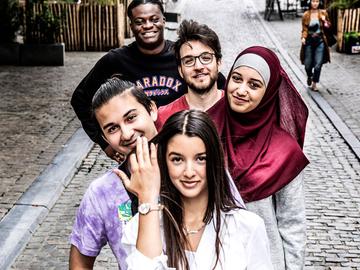 Brusselse jongeren uit het Nederlandstalig onderwijs: Farah, Sinan, Myriam, Floriano en Joseph