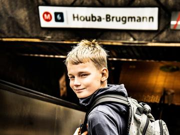 Yann gaat met de metro voor het eerst naar het middelbaar onderwijs lg