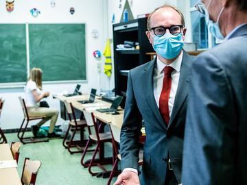 Minister van onderwijs Ben Weyts (N-VA) bezoekt de faculteit geneeskunde van de KU Leuven in Etterbeek