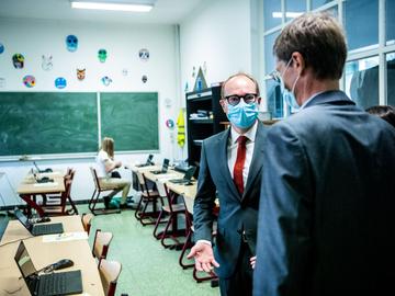 20210906 Minister van onderwijs Ben Weyts (N-VA) bezoekt de faculteit geneeskunde van de KU Leuven in Etterbeek