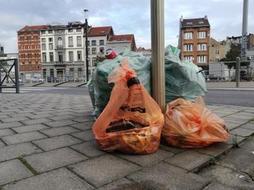 De ophaling van voedingsafval (oranje zakken) en tuinafval (groene zakken) door Net Brussel in het Brussels gewest