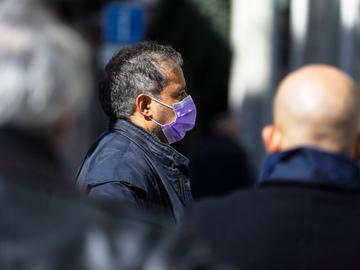 Een man met mondmasker in Brussel als bescherming tegen het coronavirus en de ziekte Covid-19