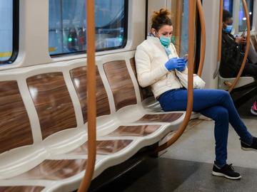 Mondmaskers zijn verplicht op het openbaar vervoer, dus ook op het netwerk van tram, bus en metro van de MIVB in Brussel