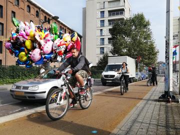20210919 Autoloze zondag 2021 ballonnen fietspad Henegouwenkaai 3500px