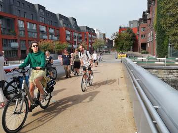 Autoloze zondag 2021: fietsers op de nieuwe voetgangers- en fietspasserelle over het kanaal aan Graaf van Vlaanderen