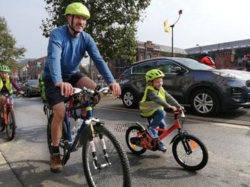 20210919 Vader en zoon op de fiets op autoloze zondag 2021 Koolmijnenkaai verkeersveiligheid