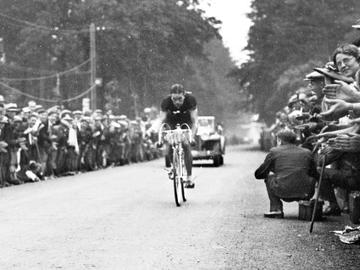 Jean Aerts wordt hier op 18 mei 1935 in het Belgische Floreffe de allereerste Belgische wereldkampioen wielrennen op de weg