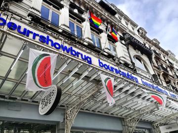 De gevel van de Beursschouwburg in de Auguste Ortsstraat, met regenboogvlaggen