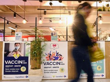 30 augustus 2021: klanten hebben de mogelijkheid zich te laten vaccineren tegen het coronavirus en de ziekte Covid-19 in het filiaal van de supermarkt Carrefour in Evere.
