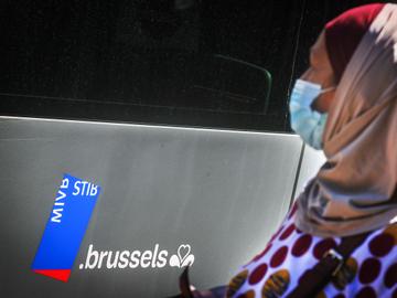 Een vrouw neemt het openbaar vervoer in Brussel