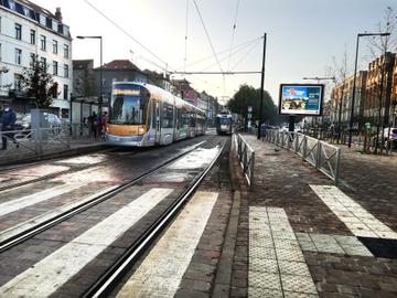 Tram 82 richting Berchem station aan de haltte Arts & Métiers aan de slachthuislaan op de Kleine Ring