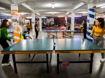 Allee du Kaai van Toestand vzw aan de Havenlaan herbergt een dertigtal organisaties pingpongtafel tafeltennis