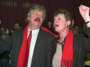 1 mei 1994 Freddy Thielemans met Magda De Galan op de 1 mei-viering van de socialistische partij