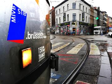 Tram 81 van de MIVB aan de halte op het Flageyplein, richting Lesbroussartstraat regen gladde tramsporen