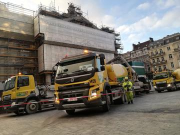 De renovatie van het Beursgebouw tot Biermuseum. Op 11 februari 2022 wordt binnen een nieuwe betonvloer gelegd: betonmolens op het Beursplein