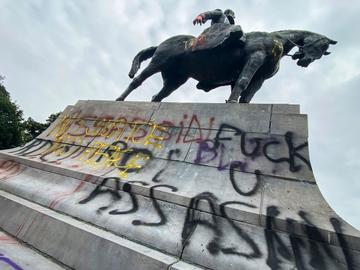 10 juni 2020: het ruiterstandbeeld ter ere van Leopold II op het Troonplein werd besmeurd en gevandaliseerd