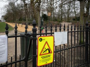 Storm Eunice raast over België en Brussel op 18 februari 2022. Parken blijven gesloten en borden waarschuwen voor vallende takken
