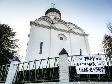 Een spandoek aan de orthodoxe kerk in Ukkel.