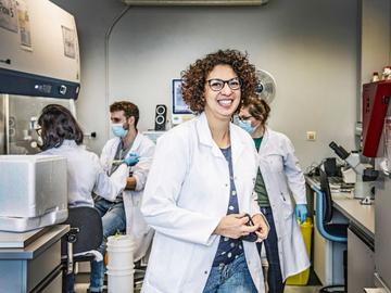 VUB-onderzoekster Damya Laoui doet onderzoek naar een vaccin tegen kanker.