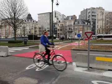 Fietsinfrastructuur op het drukke Montgomeryplein in Etterbeek